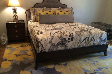 オクラホマシティにある中くらいなトラディショナルスタイルのおしゃれな客用寝室 (ベージュの壁、無垢フローリング、暖炉なし、茶色い床、グレーとブラウン)