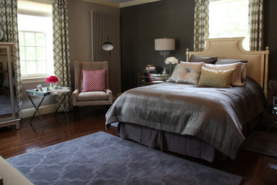 Diseño de dormitorio bohemio con suelo de madera oscura y paredes grises