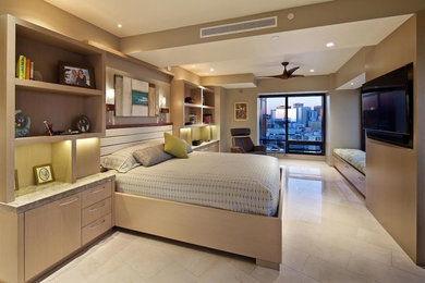 Foto de dormitorio principal actual de tamaño medio sin chimenea con paredes beige, suelo de mármol y suelo blanco
