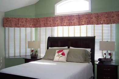 クリーブランドにある中くらいなトラディショナルスタイルのおしゃれな主寝室 (緑の壁) のレイアウト