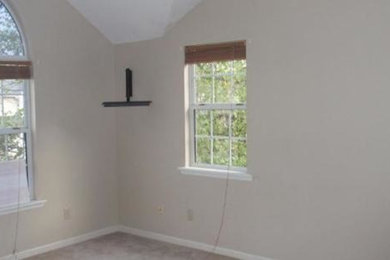Imagen de dormitorio principal tradicional pequeño con paredes beige y moqueta