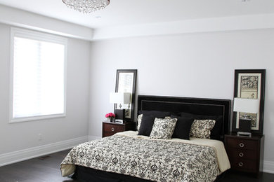 Идея дизайна: хозяйская спальня среднего размера в современном стиле с серыми стенами, темным паркетным полом и коричневым полом без камина