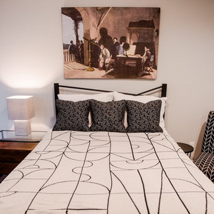Ejemplo de habitación de invitados contemporánea, pequeña, con paredes grises, suelo de bambú y suelo marrón