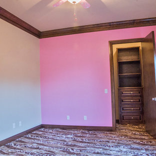Diseño de habitación de invitados clásica, de tamaño medio, con paredes multicolor y moqueta