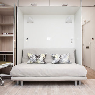 Kleines Modernes Schlafzimmer mit Vinylboden, beiger Wandfarbe und beigem Boden in London