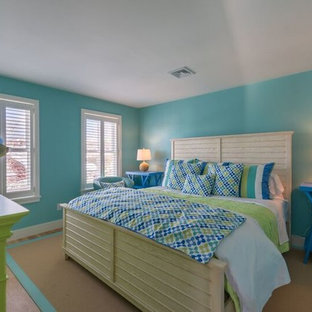 Foto de habitación de invitados costera, de tamaño medio, con paredes azules y suelo de madera clara