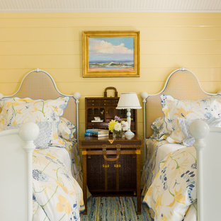 Modelo de habitación de invitados marinera con paredes blancas