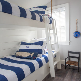 Diseño de habitación de invitados marinera, pequeña, sin chimenea, con paredes grises y suelo de madera oscura