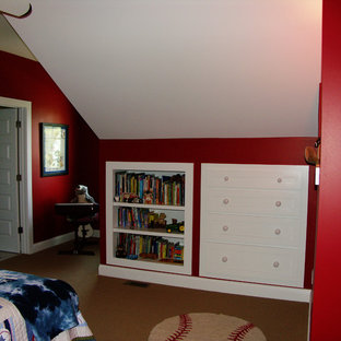 Foto de dormitorio tipo loft, de estilo americano, pequeño, con paredes rojas y moqueta