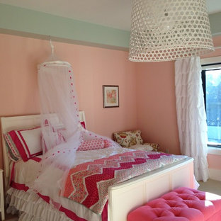 Imagen de habitación de invitados romántica, de tamaño medio, sin chimenea, con paredes rosas y moqueta