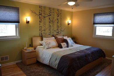 ニューヨークにある中くらいなトランジショナルスタイルのおしゃれな主寝室 (緑の壁、淡色無垢フローリング)