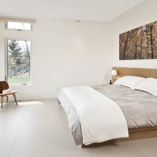Foto de dormitorio principal, actual, grande, sin chimenea, con paredes blancas, suelo de baldosas de porcelana y suelo beige