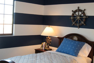 Imagen de habitación de invitados tradicional pequeña sin chimenea con paredes azules y moqueta