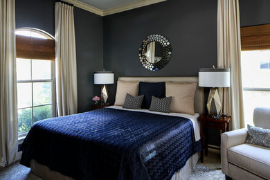 ニューオリンズにある広いトランジショナルスタイルのおしゃれな客用寝室 (グレーの壁、カーペット敷き、暖炉なし、グレーとクリーム色) のレイアウト