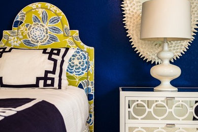 マイアミにある小さなビーチスタイルのおしゃれな客用寝室 (青い壁、カーペット敷き、ベージュの床)
