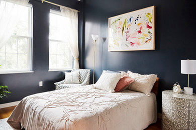 Foto de habitación de invitados moderna de tamaño medio con paredes azules, suelo de madera en tonos medios y suelo marrón