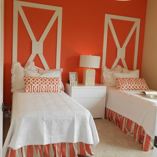 Ejemplo de habitación de invitados campestre, pequeña, con parades naranjas