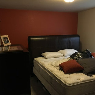 Imagen de dormitorio principal, actual, pequeño, sin chimenea, con paredes rojas y moqueta