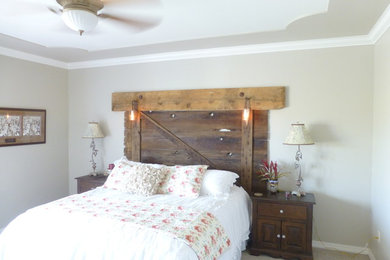サンルイスオビスポにある中くらいなトラディショナルスタイルのおしゃれな寝室 (グレーの壁、カーペット敷き、暖炉なし) のレイアウト