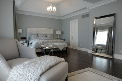 Diseño de dormitorio principal actual grande con paredes azules y suelo de madera oscura