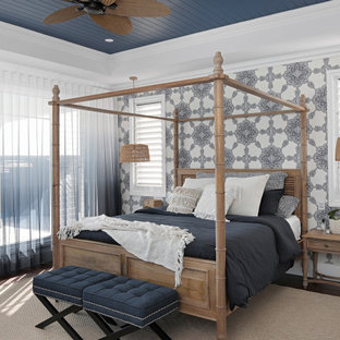 Ispirazione per una grande camera matrimoniale stile marinaro con pareti multicolore, parquet scuro, pavimento marrone, soffitto a cassettoni e carta da parati