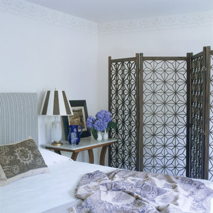 Diseño de dormitorio principal, clásico, de tamaño medio, con paredes rojas