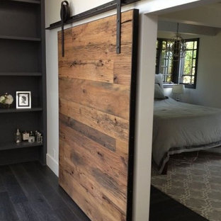 Foto de dormitorio tipo loft, tradicional, pequeño, con paredes marrones, suelo de madera oscura y suelo marrón