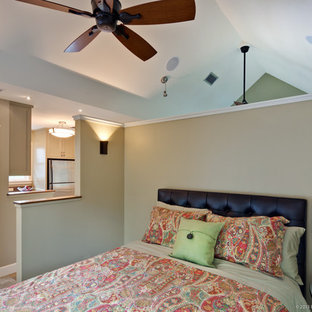 Foto de dormitorio tipo loft, de estilo americano, pequeño, con paredes grises, suelo de baldosas de porcelana y suelo multicolor