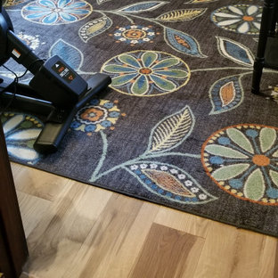 Ejemplo de habitación de invitados campestre, de tamaño medio, con paredes beige, suelo de madera clara y suelo naranja