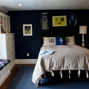 Imagen de habitación de invitados tradicional renovada, sin chimenea, con paredes azules, moqueta y suelo azul
