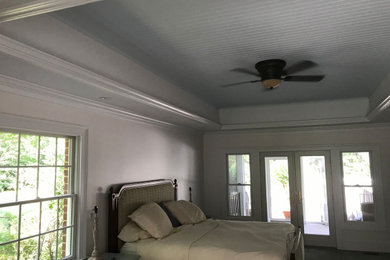 Foto de dormitorio principal contemporáneo grande sin chimenea con paredes blancas