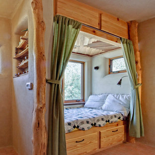 Kleines Mediterranes Hauptschlafzimmer mit brauner Wandfarbe, Backsteinboden und rotem Boden