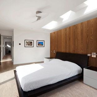 Mittelgroßes Modernes Hauptschlafzimmer mit weißer Wandfarbe, Korkboden und beigem Boden in Indianapolis