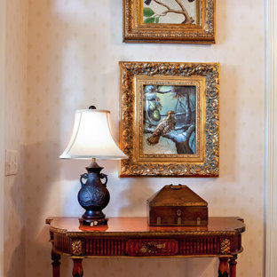 Imagen de dormitorio principal, tradicional, grande, con paredes blancas, moqueta, chimenea tradicional, marco de chimenea de baldosas y/o azulejos y suelo blanco