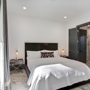 Imagen de dormitorio principal y abovedado, tradicional renovado, grande, con paredes blancas, suelo de mármol y suelo blanco