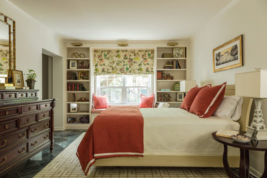 Imagen de dormitorio principal clásico de tamaño medio sin chimenea con paredes blancas, suelo de baldosas de cerámica y suelo negro
