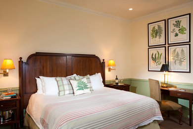 Diseño de habitación de invitados exótica de tamaño medio sin chimenea con paredes beige, suelo de madera en tonos medios y suelo marrón