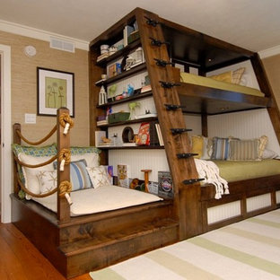 Idée de décoration pour une grand chambre d'amis craftsman avec un mur beige, un sol en bois brun et aucune cheminée.