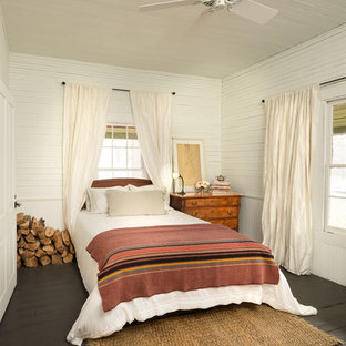 Foto de dormitorio campestre, pequeño, con paredes blancas, suelo de madera pintada y suelo negro