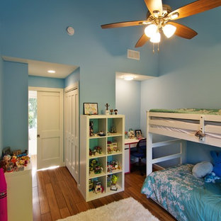 Diseño de dormitorio tipo loft, clásico renovado, de tamaño medio, sin chimenea, con paredes azules y suelo de bambú