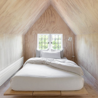 Kleines Skandinavisches Gästezimmer ohne Kamin mit Sperrholzboden, beiger Wandfarbe und beigem Boden in Seattle
