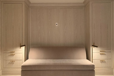 ニューヨークにある小さなトランジショナルスタイルのおしゃれな客用寝室 (白い壁、淡色無垢フローリング、白い床) のレイアウト