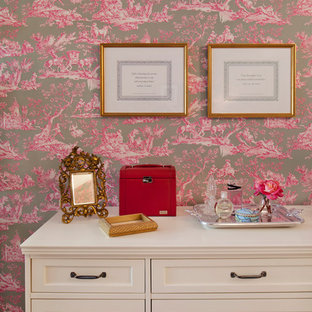 Diseño de dormitorio principal, tradicional renovado, pequeño, sin chimenea, con paredes rosas y suelo de madera clara