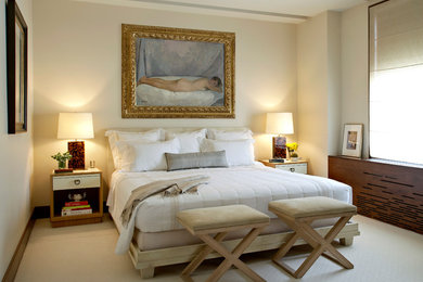 Esempio di una camera da letto chic di medie dimensioni con pareti beige e moquette