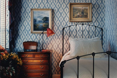 ニューヨークにある小さなトラディショナルスタイルのおしゃれな客用寝室 (青い壁、濃色無垢フローリング、青い床) のインテリア