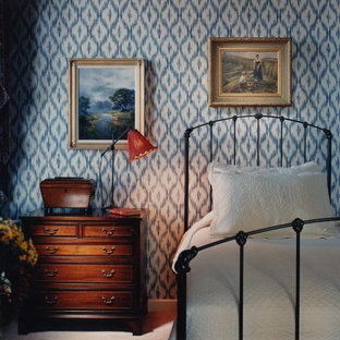 Diseño de habitación de invitados tradicional, pequeña, con paredes azules, suelo de madera oscura y suelo azul