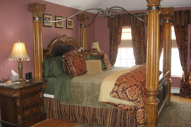 Foto de dormitorio principal tradicional grande sin chimenea con paredes rosas y suelo de madera clara