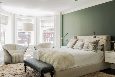 ボストンにある中くらいなトランジショナルスタイルのおしゃれな主寝室 (緑の壁、濃色無垢フローリング、暖炉なし、茶色い床) のインテリア