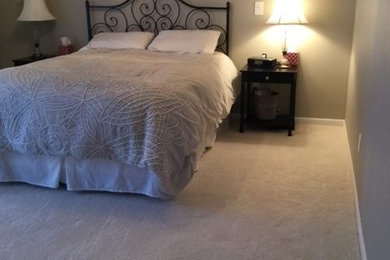 Foto de dormitorio principal clásico de tamaño medio con paredes grises y moqueta