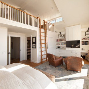 Immagine di una grande camera da letto stile loft stile marinaro con pareti bianche, parquet chiaro e pavimento beige